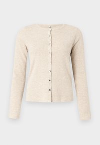 Beige kardigan vyrobený z měkkého pleteného materiálu, s kulatým výstřihem, dlouhými rukávy a zapínáním na knoflíky vpředu.