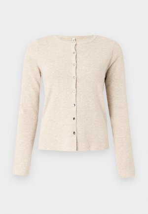 Cardigan beige hecho de un tejido de punto suave, con un cuello redondo, mangas largas y un cierre de botón en el frente.