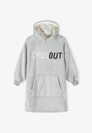 Sivi dukserica s kapuljačom od mekane, plišaste tkanine. Ima natpis "CHILL OUT" u crno-bijelom dizajnu, prednji džep i rebraste manžetne.