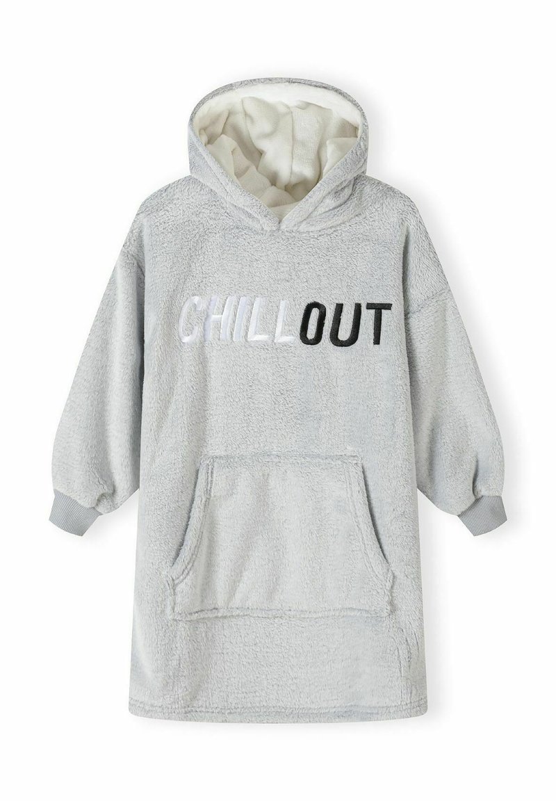 Grijze pullover hoodie met een zachte, pluche textuur. Kenmerken zijn "CHILL OUT" in zwart-wit letters, een voorkant zak en ribgebreide manchetten.