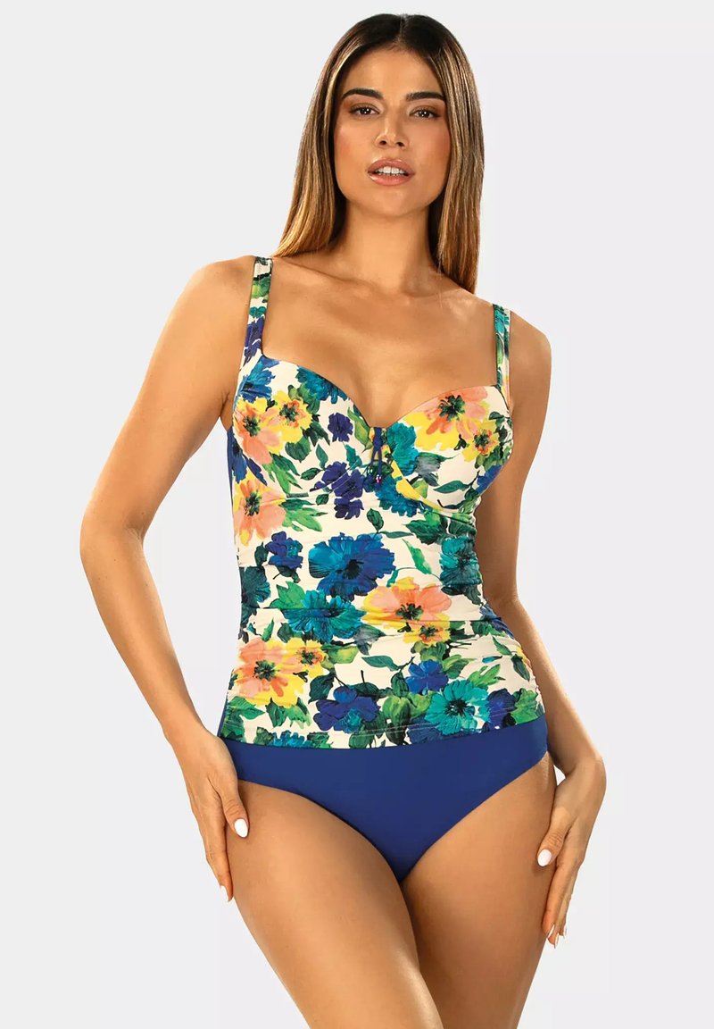 Kostium kąpielowy tankini w kwiatowy wzór z niebieskimi akcentami, z dekoltem w kształcie serca i grubymi ramiączkami, w komplecie z jednolitymi, niebieskimi majtkami bikini.