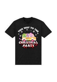 Sort bomulds t-shirt med farverige tegneseriebjørne i en bil. Teksten siger "DENNE VEJ TIL JULEFESTEN" med snefnug som pynt.