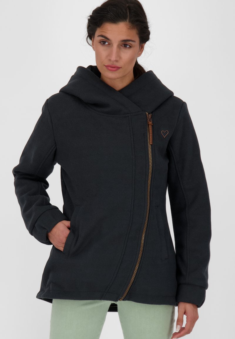 Czarna szara kurtka z kapturem, wykonana z miękkiego materiału, z ukośnym zamkiem, dużym kołnierzem i małym wytłoczonym sercem na klatce piersiowej.
