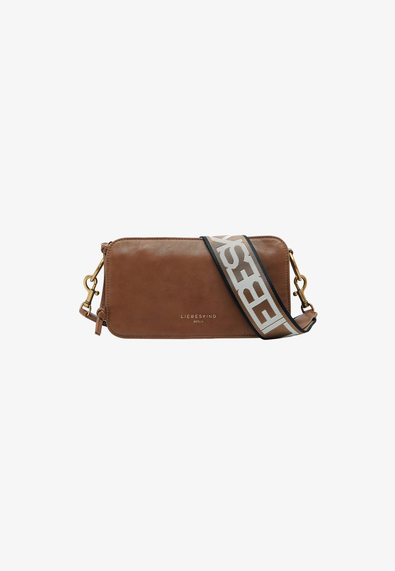 Borsa a tracolla in pelle marrone di forma rettangolare, con una tracolla decorata in grigio e nero e un dettaglio del logo metallico.