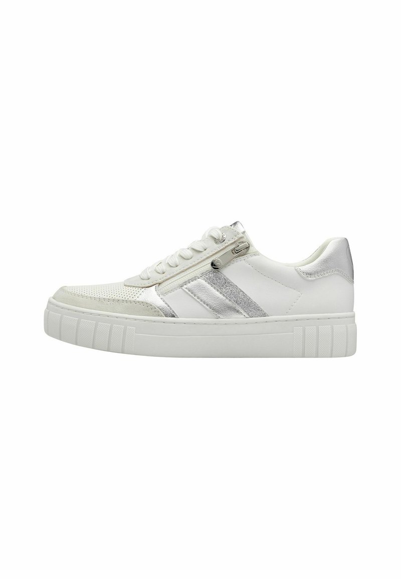 Sneakers bianche con punta in rete testurizzata, strisce metalliche grigie, dettagli in pelle liscia e una suola in gomma spessa. Inclusa una zip laterale.