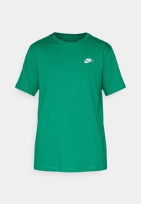 Grön bomull t-shirt med korta ärmar, rund halsringning och vitt Nike-logo på övre vänstra bröstet. Slät textur, avslappnad design.