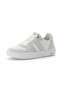 Baskets grises et blanches avec un dessus en daim et en cuir, un bout perforé, trois rayures et une semelle en caoutchouc texturée avec un accent doré.
