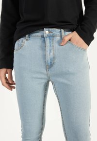 Bershka Vaqueros pitillo - blue