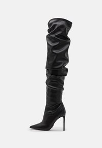 Schwarze über-die-Knie-Stiefel aus Leder mit einem lässigen Design, spitzer Zehenform und Stiletto-Absatz. Glatte Textur mit einem eleganten Finish.