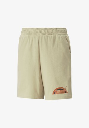 Khakifarbene Shorts mit elastischem Bund, Seitentaschen und einem gedruckten orange-schwarzen Puma-Logo in geschwungener Form am linken Bein.