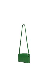 Borsa a tracolla verde in pelle con forma rettangolare, tracolla regolabile, logo "CK" in rilievo e superficie liscia. Chiusura con cerniera.