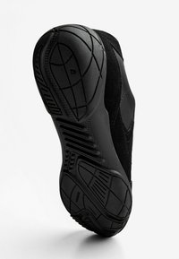 Fekete sneaker, texturált velúr felsőrésszel és gumitalppal, mely mintázott taposófelülettel rendelkezik a tapadás érdekében. Alacsony profi és letisztult forma.
