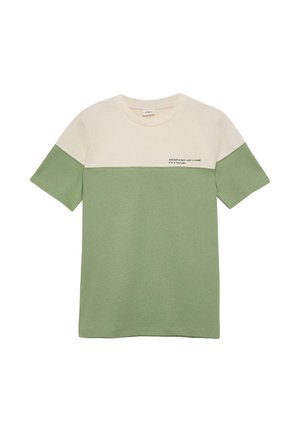 Koszulka z krótkim rękawem z kremową górną częścią i zieloną dolną częścią, z napisem „Piłka nożna to nie tylko gra, to kultura.” na piersi.