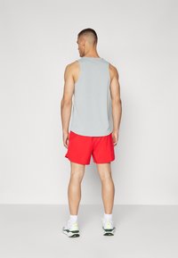 Nike Performance CHALLENGER - Pantalón corto de deporte - university red/black/reflective silver