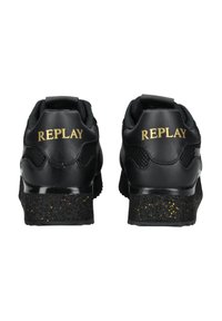 Sneaker nere con una finitura lucida, caratterizzate da "REPLAY" in oro sul tallone, lati in rete testurizzati e una suola nera maculata.