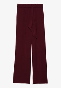 Pantalon large couleur bordeaux à texture, avec une ceinture nouée à la taille et une coupe décontractée. Le tissu offre une légère élasticité.