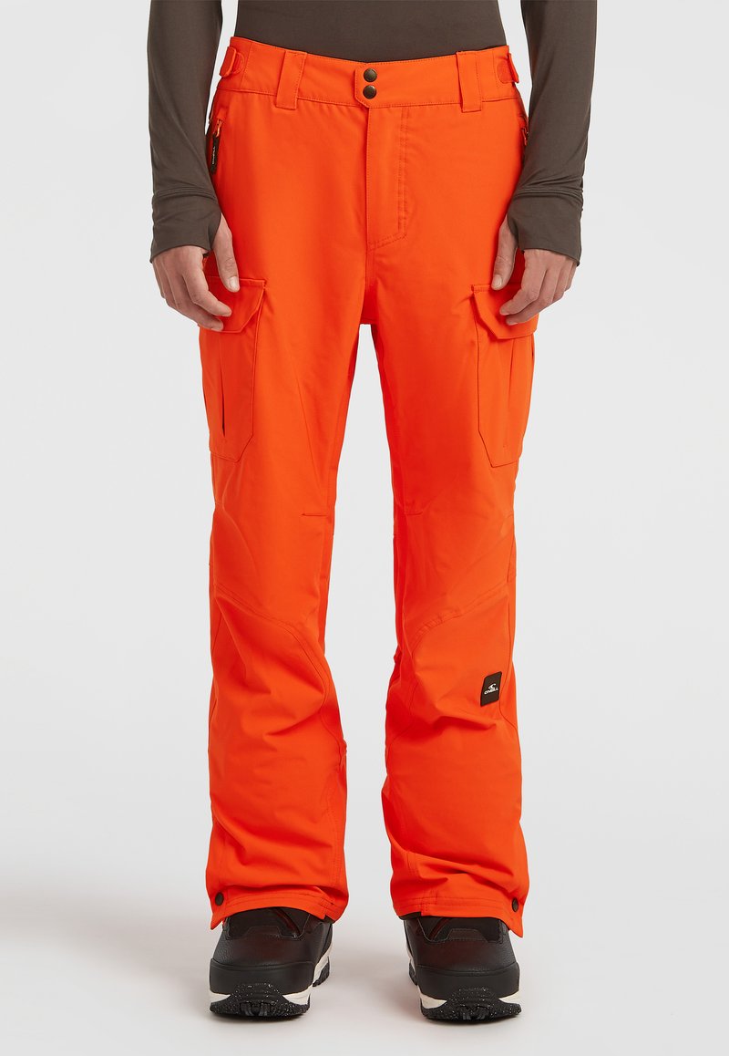 Felle oranje sneeuwbroeken met een gladde textuur, voorzien van twee zijzakken, een verstelbare taille en knoopsluitingen. Zwarte logo-accent op het been.