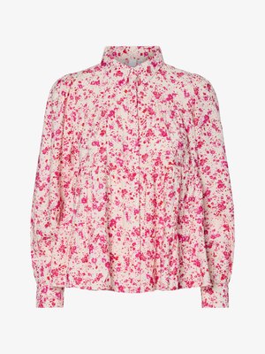 Bluzka z długim rękawem w kwiatowy wzór z różowo-czerwonymi, rozsianymi kwiatami, marszczeniami i klasycznym kołnierzem na jasnym tle.