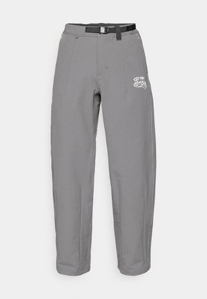 Pilki lauko kelnės su laisvu siluetu, su diržu liemens srityje, šoninėmis kišenėmis ir baltu grafikiniu logotipu priekyje.