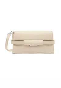 Beige Leder-Clutch mit Überschlagverschluss und abnehmbarem Riemen. Mit silberfarbenen Metallakzenten und glatter Oberfläche. Rechteckige Form.
