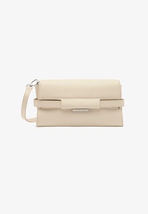 Beige læderclutch med klaplukning og aftagelig rem. Har sølvfarvede metaldetaljer og en glat tekstur. Rektangulær form.