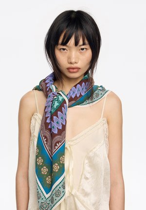 Jedwabny szal w żywych kolorach z wzorem paisley i geometrycznym. Głównie brązowy, turkusowy i fioletowy, z misternymi akcentami.