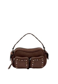 Brązowa zamszowa torebka na ramię z dwoma przednimi kieszeniami zapinanymi na zamek, ozdobiona metalowymi ćwiekami, z górnym uchwytem do noszenia.