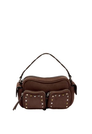 Brązowa zamszowa torebka na ramię z dwoma przednimi kieszeniami zapinanymi na zamek, ozdobiona metalowymi ćwiekami, z górnym uchwytem do noszenia.