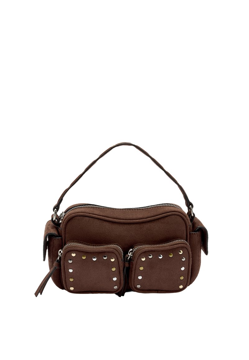 Brązowa zamszowa torebka na ramię z dwoma przednimi kieszeniami zapinanymi na zamek, ozdobiona metalowymi ćwiekami, z górnym uchwytem do noszenia.