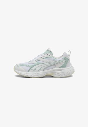 Fehér hálós sportcipő menta színű részletekkel, lekerekített orral, vastag talppal és texturált díszítéssel az oldalakon és a sarkon.