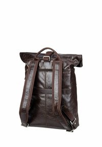 Sac à dos en cuir marron foncé avec des bretelles rembourrées réglables, une poignée supérieure et une poche zippée horizontale sur le panneau arrière.