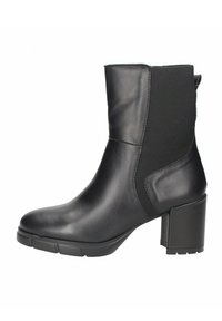 Stivale nero alla caviglia con tomaia in pelle liscia e pannelli elastici laterali. Tacco a blocco spesso e suola in gomma texturizzata.
