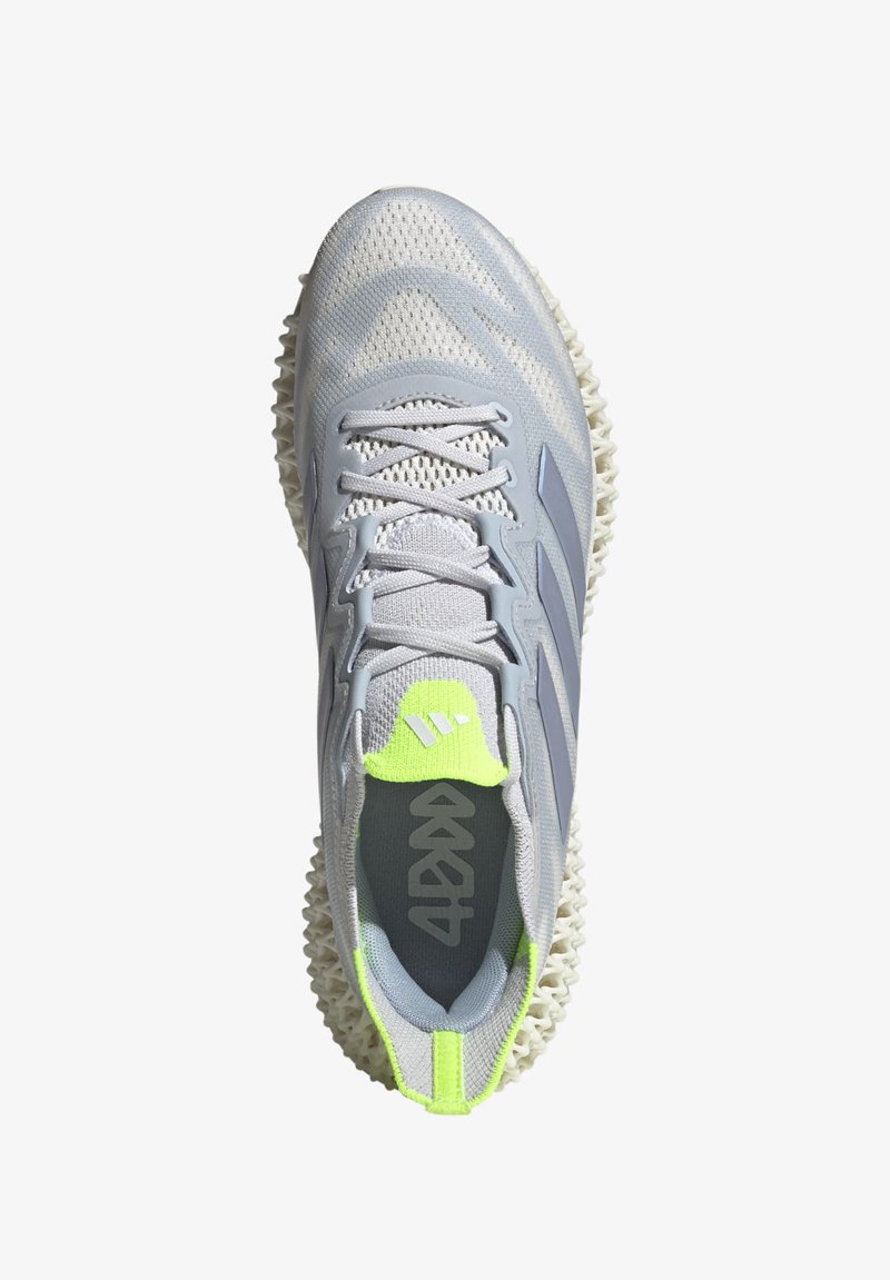 Hellgraue Sportlichschuhe mit einem atmungsaktiven Mesh-Obermaterial, verfügen über drei dunkelgraue Streifen und einem lebhaften grünen Akzent an der Ferse. Gezackte weiße Sohle.