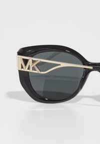 Michael Kors ALICANTE - Päikeseprillid - black