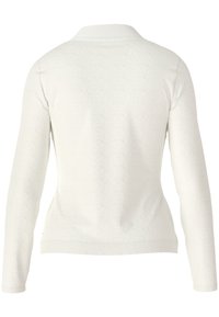 Weiße, langärmlige Strickjacke mit strukturierter Oberfläche, geripptem Kragen und Bündchen sowie einer taillierten Form. Keine sichtbaren Beschläge oder Verzierungen.
