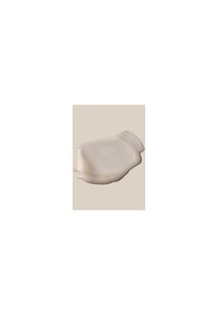 Lozione cremosa di colore bianco sporco con una consistenza liscia e lucida. Si stende facilmente con un bordo tondo e leggermente rialzato e una leggera lucentezza.