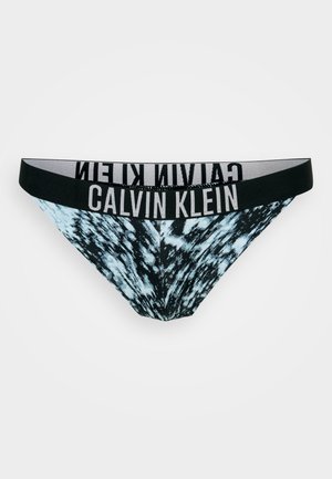 Funda de bikini padrão preto e azul com uma cintura larga preta apresentando o texto "CALVIN KLEIN" em branco. Textura de tecido suave.