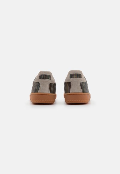Sneaker in suede e mesh con suola in gomma beige, tomaia grigia e dettagli a strisce multicolori sui lati, viste dal retro.