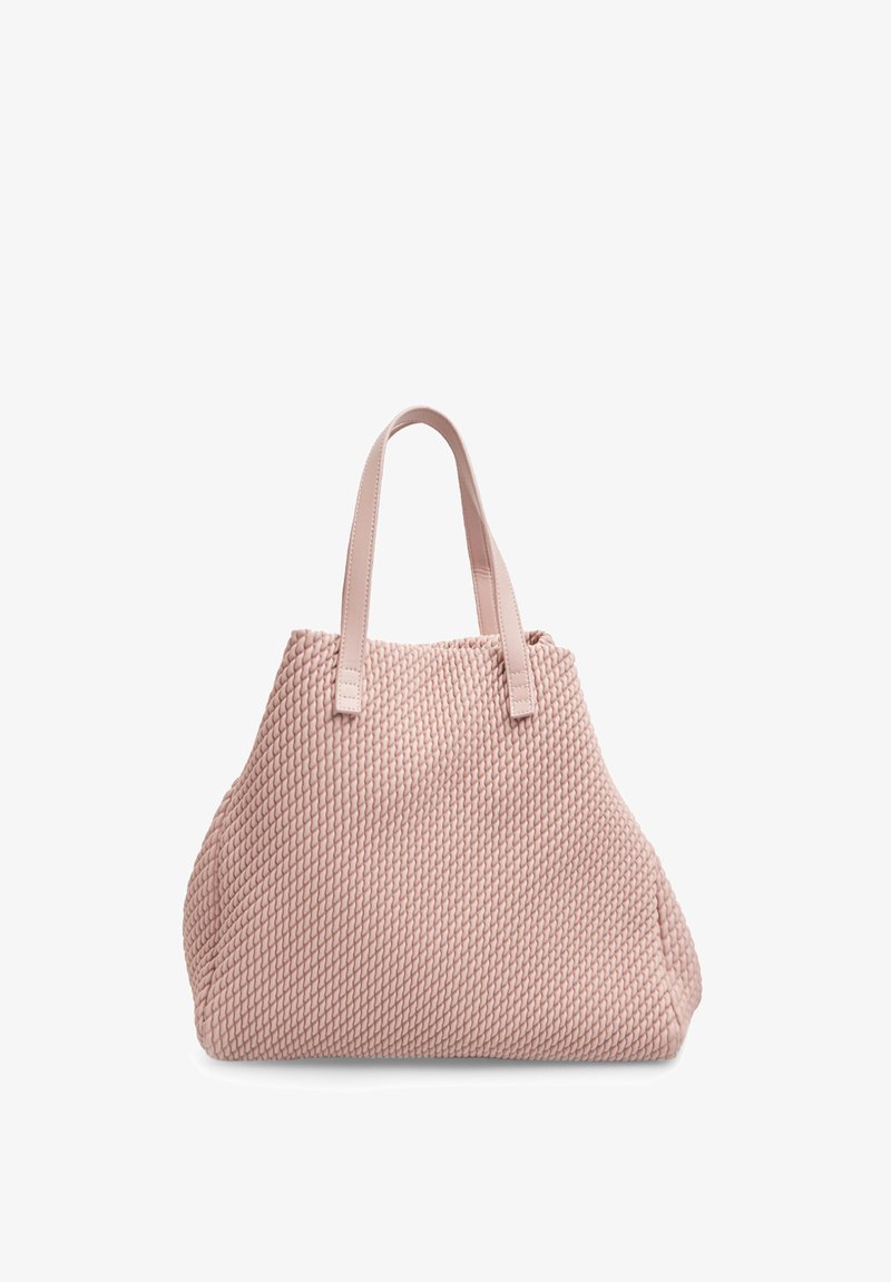 Roze geweven draagtas met twee lange handvatten, met een gestructureerd oppervlak en ronde vorm. Geen zichtbare hardware of accenten.