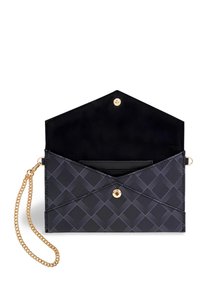 Černá psaníčko s vzorem a lesklým povrchem, zlatým řetízkovým popruhem a zacvakávacím uzávěrem. Uvnitř je slot na karty a hladká černá podšívka.