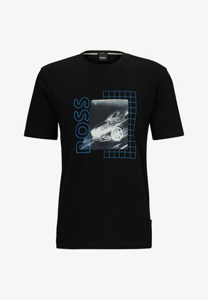 T-shirt en coton noir avec un motif graphique bleu illustrant une voiture et le texte "BOSS" en lettres majuscules audacieuses. Manches courtes et col rond.