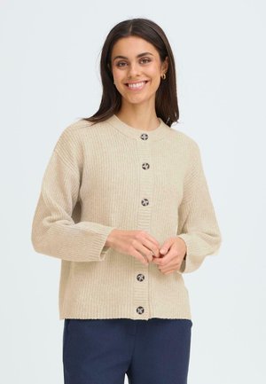 Beige strikket cardigan med rund halsudskæring, knaplukning foran med seks mørke knapper og lange ærmer med ribstrik.