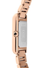 Reloj de pulsera en oro rosa con una caja rectangular y parte trasera plateada. Cuenta con una pulsera metálica de eslabones y un patrón texturizado en la parte posterior.