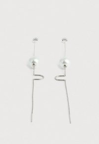 Ασημένια κρεμαστά σκουλαρίκια με μεγάλες λευκές πέρλες, με σχέδιο αλυσίδας και εξαρτήματα σε σχήμα U.
