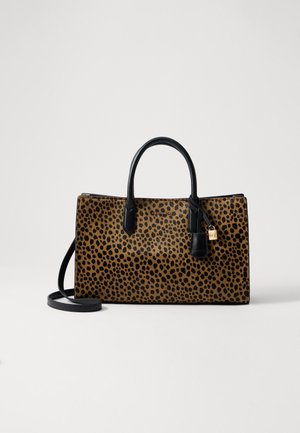 Brun og sort leopardprint håndtaske med sorte håndtag, aftagelig skulderrem og et lille hængende lås tilbehør.