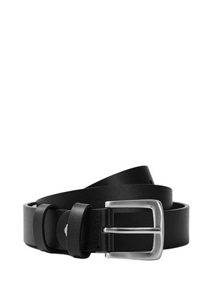 Czarny skórzany pasek zwinięty z srebrną prostokątną klamrą i dwoma skórzanymi pętlami na białym tle.