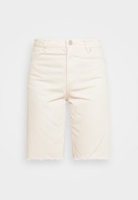 Pantalones cortos de mezclilla de color beige claro con un corte recto, dobladillo deshilachado, cierre de botón y presillas para cinturón. Presenta dos bolsillos frontales y una textura suave.