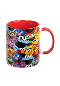 Tazza in ceramica con interno e manico rossi, decorata con volti di personaggi cartoon colorati su un esterno nero. Forma rotonda, finitura lucida.