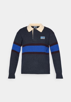 Polo a maniche lunghe blu navy con colletto crema, caratterizzato da righe orizzontali blu e bordeaux e un logo Patagonia ricamato sul petto.