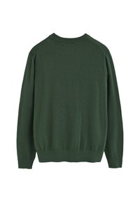 Mörkgrön långärmad stickad tröja med ribbad rund halsringning, ärmavslut och nederkant, sedd från baksidan på en vit bakgrund.